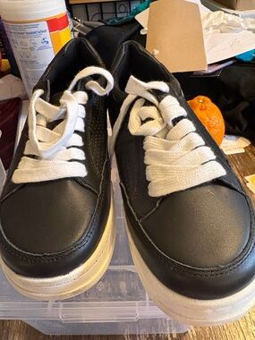 Bella Vita Women's Black and White Sneakers